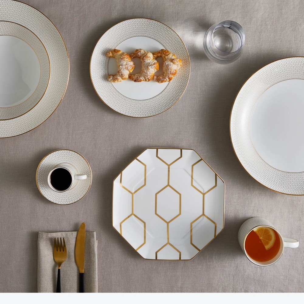 Wedgwood Gio Gold dinner plate “formally Arris”